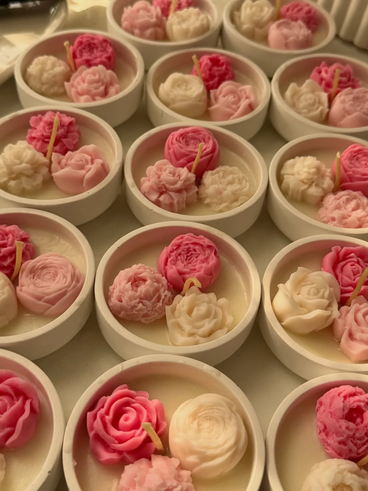 Small bowl candle with pink and ivory flowers